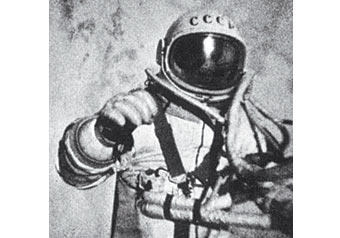 45 лет назад Алексей Леонов первым вышел в открытый космос

