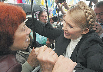 Первым делом оппозиция взялась не за президента, а за Азарова