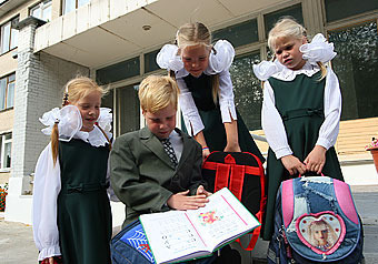 За прием ребенка в первый класс просят до 30 тысяч рублей
