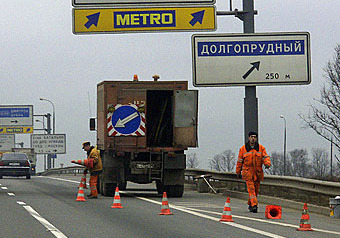 Не пускать грузовики на мост, перекинутый над путями Октябрьской железной дороги в районе 24-го км Ленинградского шоссе, распорядились столичные власти