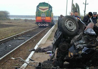 Сотрудник милиции из подмосковного Домодедова, пытавшийся проехать железнодорожный переезд на красный свет, погиб после столкновения его “Жигулей” с товарным поездом в ночь на четверг