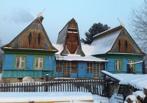 Откуда на таежных избах загадочные лица?