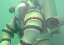 Новый подводный скафандр превосходит возможности космического аналога
