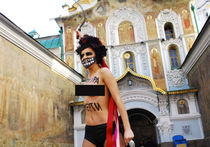 Активистка Femen разделась у Киево-Печерской лавры, призвав наказать «диктатора Януковича»