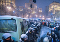 Баррикады в Киеве строят из отобранных у журналистов автомобилей 