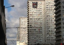 Баннер в поддержку “узников Болотной” в центре Москвы пал жертвой пылесоса