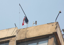 На посольстве сорвали злость… и флаг