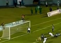 Бразильский массажист спас свою команду от гола, после чего, сбежал с поля