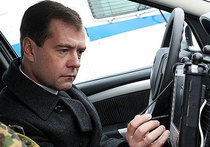 Дмитрий Медведев обещал сорвать маски