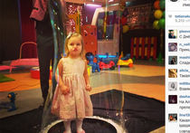 Дочь Кристины Орбакайте и внучку Аллы Пугачевой Клавдию спрятали на дне ее рождения в мыльный пузырь