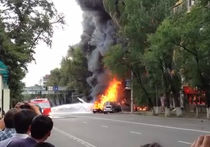 Взрыв бензовоза в Алма-Ате: горит многоэтажка, деревья, взрываются автомобили