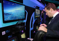 Дмитрий Медведев на авиасалоне побывал в роли космонавта