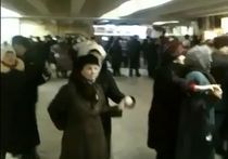 Пенсионеры устроили флэшмоб в метро. ВИДЕО
