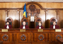 Пять из шести представителей Конституционного суда Молдавии являются гражданами Румынии. 