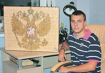 Москвич превратил 41600 спичек в Герб России