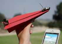 Бумажные самолетики научили летать при помощи смартфонов