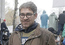 Сначала ополченцы намерены убедиться в том, что американец не сотрудничал с "Правым сектором" - им показалось подозрительным наличие у него нескольких паспортов и прекрасное знание русского языка