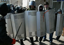 Объект с недавнего времени усиленно охраняется милицией, потому нападавшие отказались от штурма и покинули место происшествия