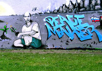 Подарок Путину. В европейских столицах появились граффити с «крутым миротворцем»