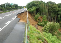 Японцы восстановили разрушенную дорогу за шесть дней 