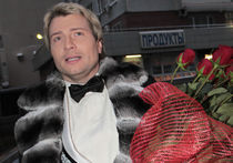 В день Святого Валентина Николай Басков собрал все цветы в зале