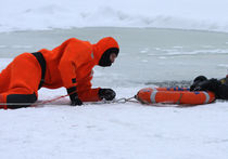 Разыгравшийся пес обрек двух мужчин на ледяную пытку