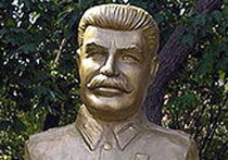 В Грузии хулиганы перекрасили Сталина в розовый цвет