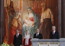 Медведев пришел с супругой, а Путин - с Собяниным 