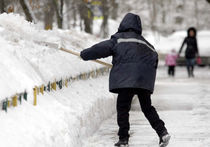Убирать снег в Климовске доверили всего шестерым рабочим