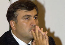Эскорт Саакашвили закидали яйцами