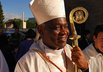 Преемником отрекающегося от престола Папы Римского может стать чернокожий кардинал из Ганы