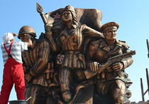 Жители Керчи в шоке от нового памятника героям войны. ВИДЕО