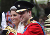 К рождению принца Кембриджского в Британии открыли выставку монарших распашонок и чепчиков