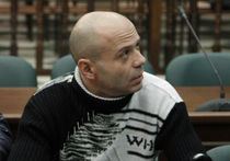 Обвиняемому в убийстве Политковской пришлось делать укол в суде