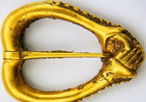60-летний мужчина металлоискателем нашел золотую брошь XIV столетия. Ее оценили в 1,2 млн рублей