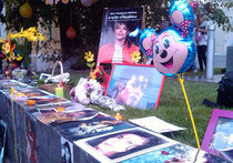 У посольства США в Москве прошла акция памяти Майкла Джексона