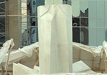 Памятник Ельцину сделали из китайского мрамора
