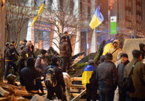 Протестующие в Киеве заблокировали здание кабмина и двинулись к Раде