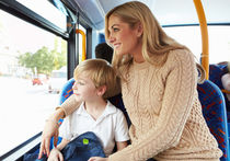 Малышам в автобусах разрешат ездить на родительских коленках даром