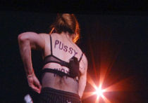 Мадонна продает футболки с логотипом Pussy Riot