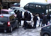 Оперативники поймали на камеру кражу из автомобиля