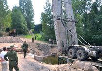 Военные за час построили мост, который жителям обещали только в октябре