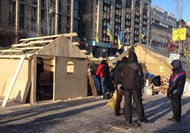 На Майдане построили хату, а «Национальная гвардия» дала колдовскую клятву