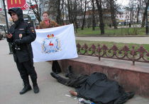 На центральной площади Нижнего Новгорода полдня пролежал труп