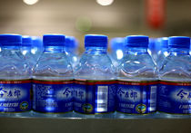 Эксперты призвали отказаться от питьевой воды в бутылках
