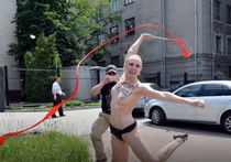 Голая активистка FEMEN призналась в любви Путину, изображая Кабаеву