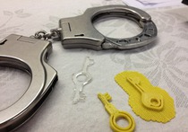 Хакер придумал пластиковую модель ключа ко всем наручникам