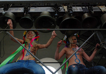 FEMEN переплюнули Pussy Riot