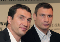 Братья Кличко провели автограф-сессию в Москве