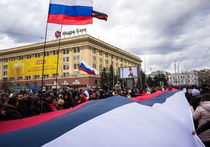 Харьков: у польского консульства подняли флаг РФ, Россию просят ввести миротворцев